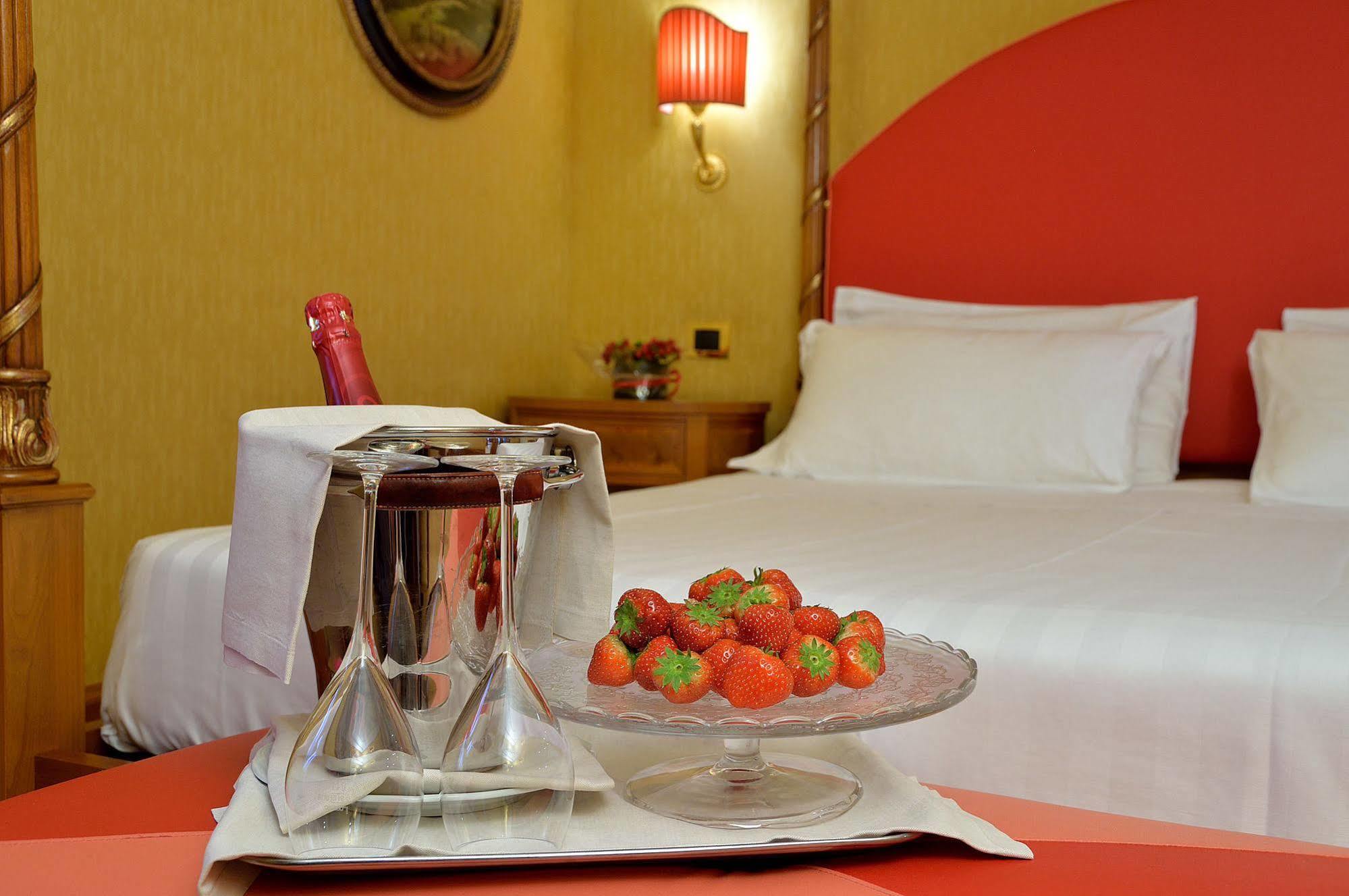 Hotel Homs Рим Экстерьер фото